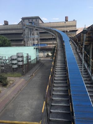 Systèmes de convoyeurs à bande de tubes fermés pour le transport de matières en vrac sans poussière
